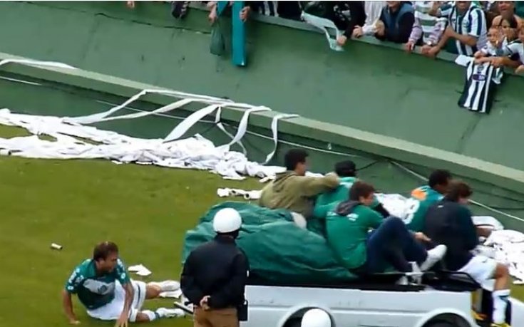 ВИДЕО: Играч на Коритиба падна от количка, докато празнува на терена