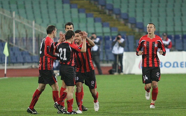 Седем гола, две греди и червен картон на малкото столично дерби