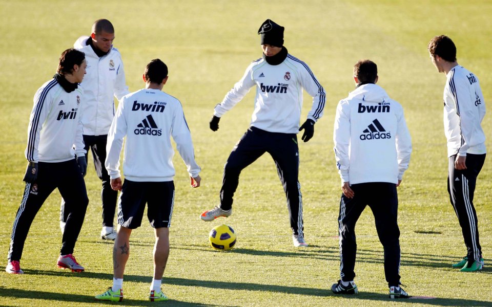 Реал посрещнат топло на летището, и с камъни пред хотела