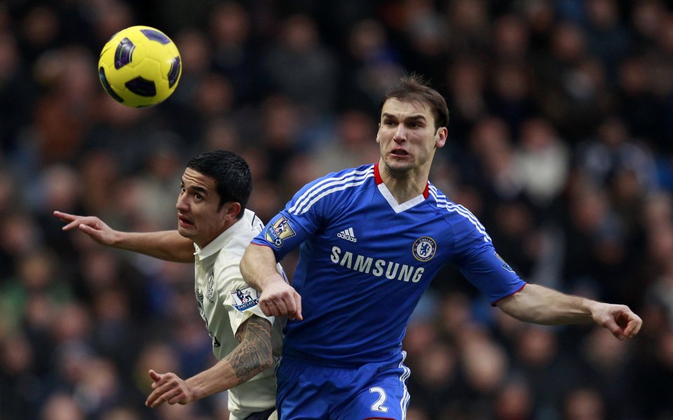 Арсенал излезе начело в Премиършип, Челси продължава да се срива