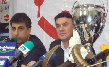 Бойко Борисов с Любо Пенев, Гигов, Лечков и още звезди в спор за рогата на Стоичков