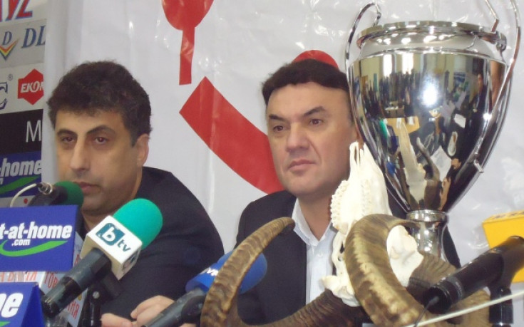 Бойко Борисов с Любо Пенев, Гигов, Лечков и още звезди в спор за рогата на Стоичков