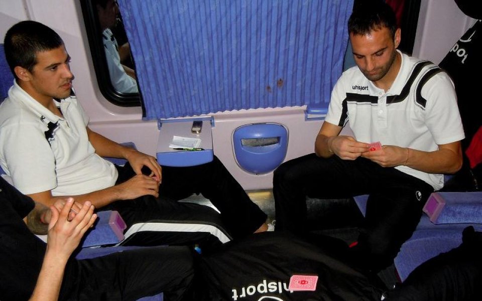 ЕДИНСТВЕНО В ГОНГ! ЕКСКЛУЗИВНИ СНИМКИ: ЦСКА във влака