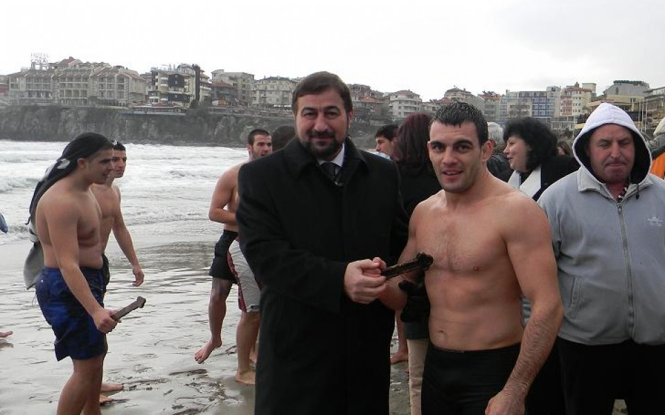 ММА боецът Георги Стоянов извади свещения кръст от созополския залив