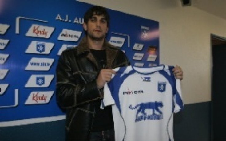 Бивш капитан на Литекс се раздели с Оксер