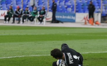 Георги Петков дебютира с победа, но пусна един гол