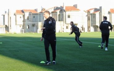 С измислена дузпа Пеев донесе победа на Амкар при зрелищно 4:3 срещу Славия