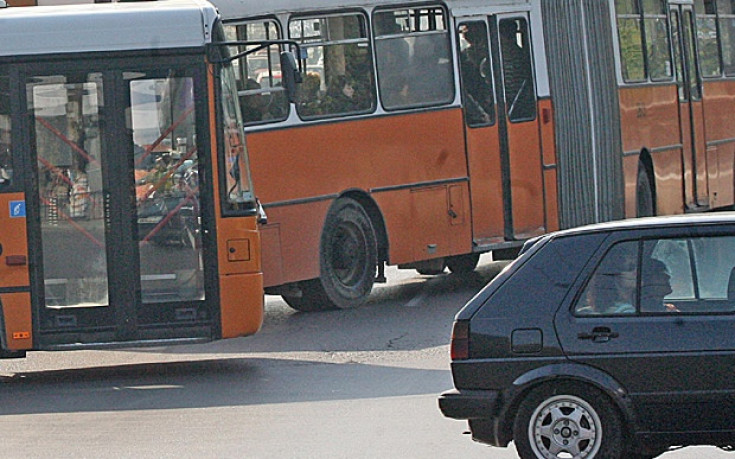 3 автобуса с щети от дербито, фенове чупят плафони в тролейбуси