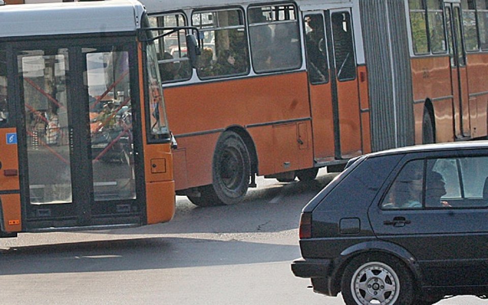 3 автобуса с щети от дербито, фенове чупят плафони в тролейбуси