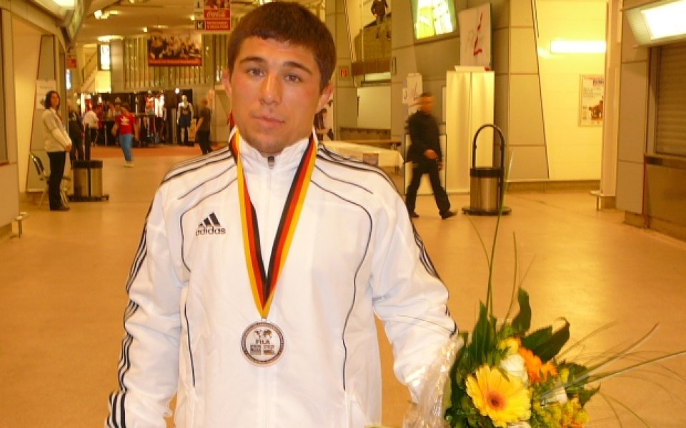 Леонид Базан загуби на финала, остана със сребро