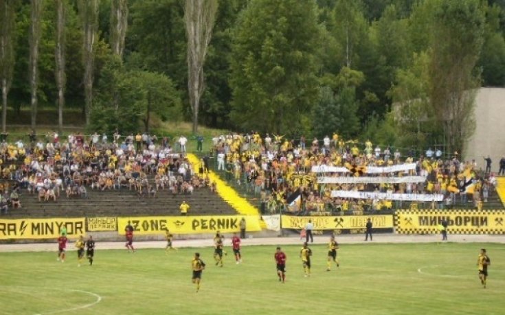 Забраняват продажбата на алкохол на половин километър около стадиона в Перник