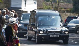 Погребаха Пийчис Гелдоф