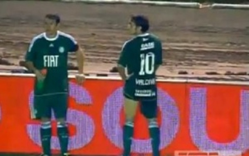 ВИДЕО: Футболист уринира без притеснение по време на мач