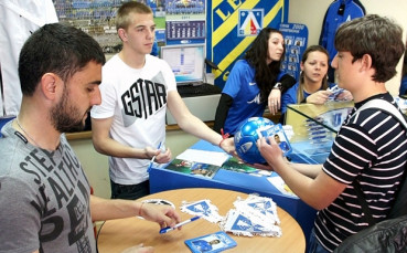 ВИДЕО: Гаджев и Пламен Илиев зарадваха „сини” фенове с автографи