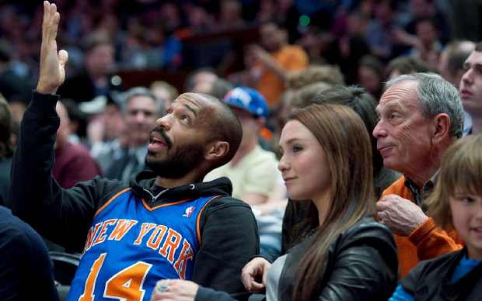 Тиери Анри гледа баскетбол с кмета на Ню Йорк