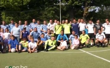 ВИДЕО: СДВР спечели благотворителен турнир, Йовов дари фланелка на Левски