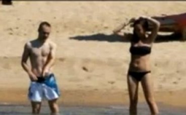ВИДЕО: Иниеста събира тен на остров Сардиния