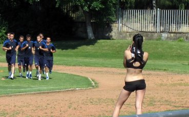 СНИМКИ: Левскарите издържат на жегите в Правец, на миските и млада фотографка