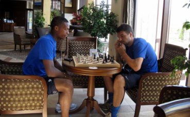 Сержиньо Грийн игра на рождения си ден шах с Йовов, почерпи отбора с бира