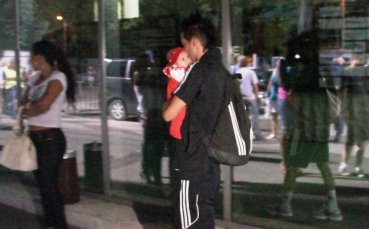 СНИМКИ: Бразилско щастие в червено е малката Алис за татко Том