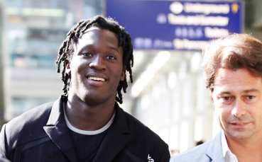 СНИМКИ: Лукаку дойде с влака в Лондон, за да подпише с Челси