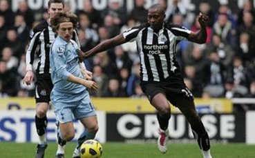 Шола Амеоби подписа с Нюкасъл за общо 15 години