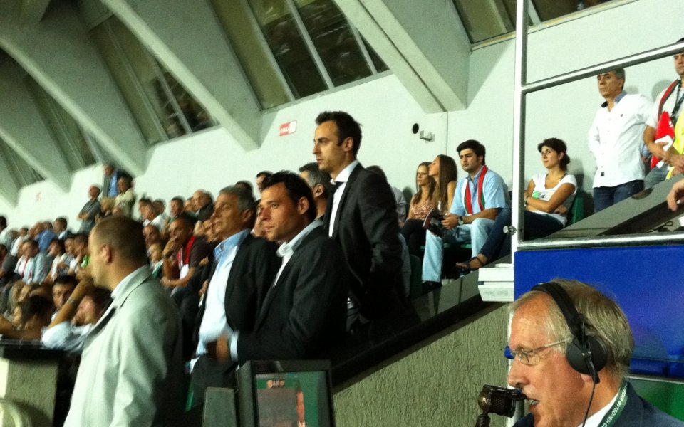 СНИМКИ: Бербатов гледа България - Англия на Националния стадион!