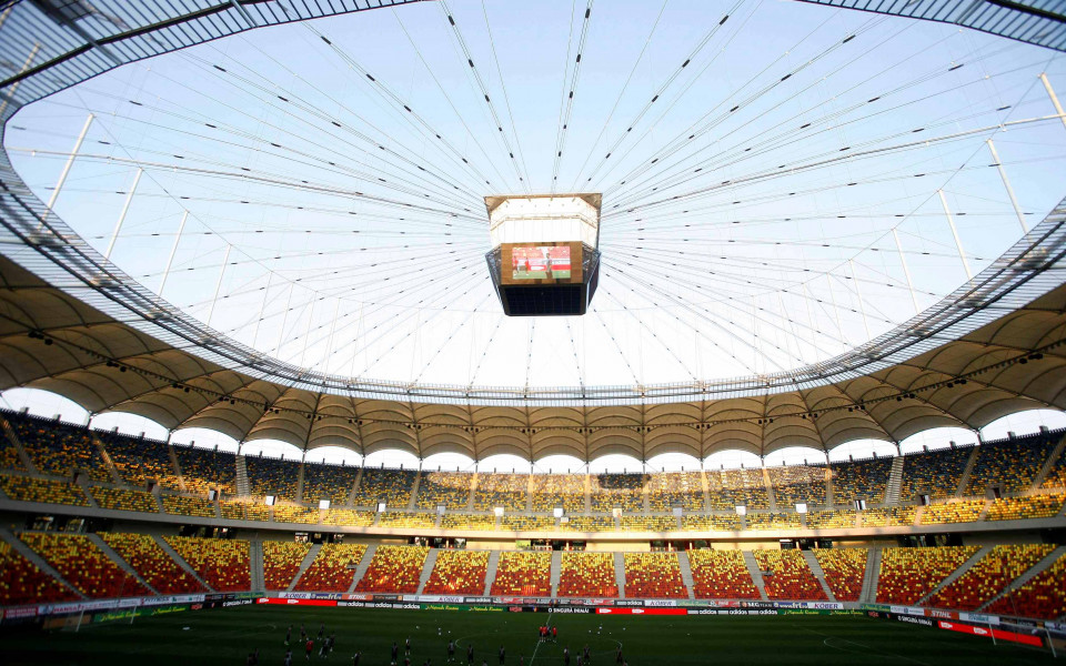 Румъния откри новия си национален стадион, Лоран Блан оплю терена