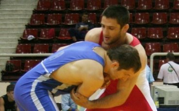 Отлага се прибирането на световния шампион по борба с един ден