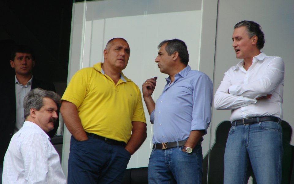 СНИМКИ: Бойко Борисов гледа Лудогорец и Левски в компанията на футболните босове и пакетче семки