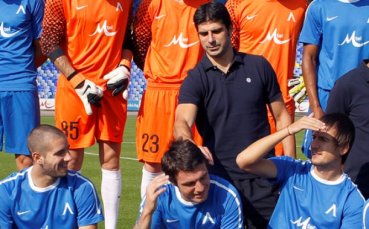 СНИМКИ: Гонзо оправя прическата на Йовов, Тити съблюдава фотосесията на Левски