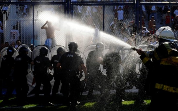 Фенове нападнаха играч и отложиха мач от аржентинския елит