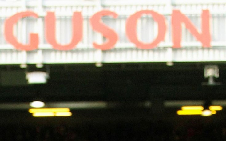 Грешка в надписа на северната трибуна, носеща името на Сър Алекс