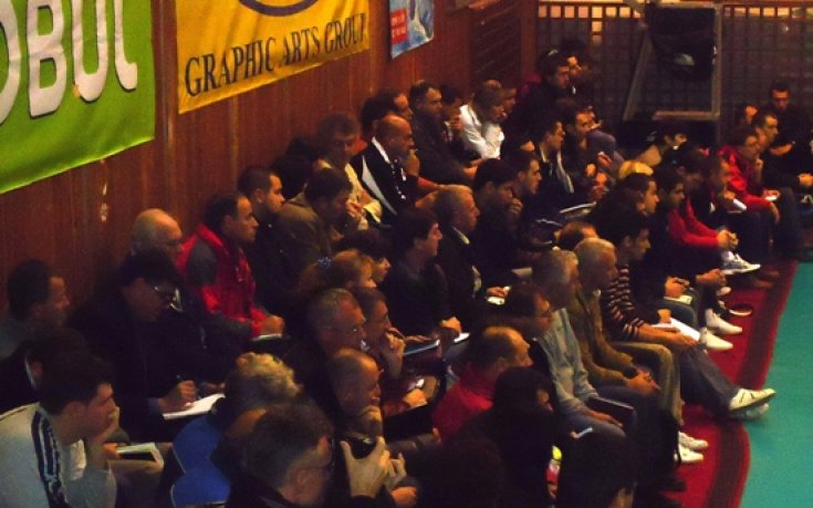 СНИМКИ: 81 треньори слушаха Пранди, босовете му връчиха плакет