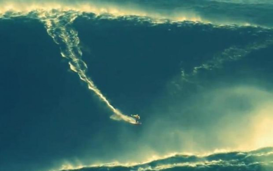 ВИДЕО: Световен рекорд – сърфист премина през 30-метрова вълна!