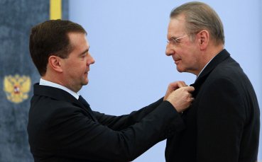 Медведев връчи 