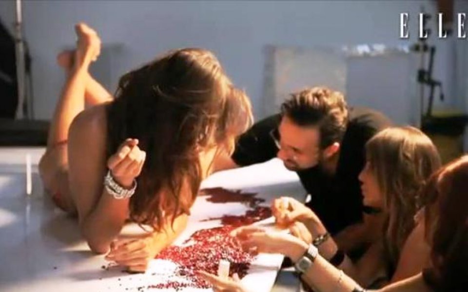 ВИДЕО: Само по кристали, Ирина Шайк на корицата на декемврийския ELLE