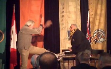 ВИДЕО: Бивши годишни футболни звезди се сбиха заради вражда от 1963г.