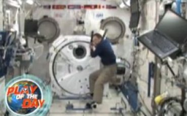 ВИДЕО: Японец играе бейзбол в космоса