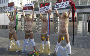 СНИМКИ: Голи блондинки протестираха преди жребия за Евро 2012