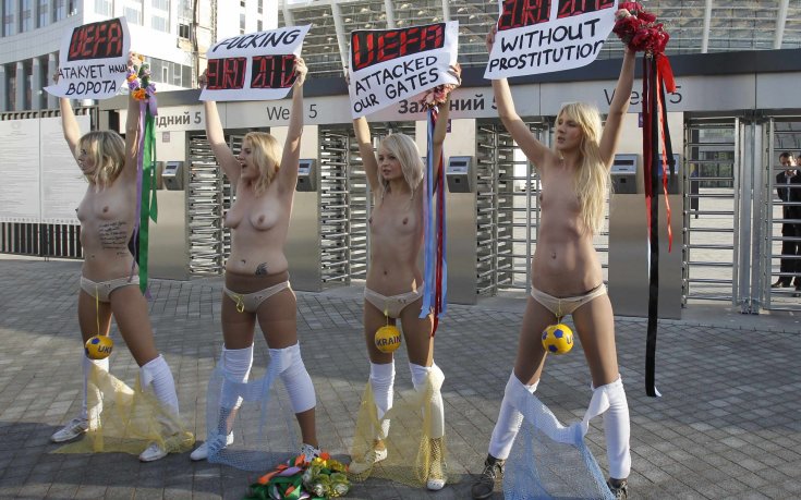 СНИМКИ: Голи блондинки протестираха преди жребия за Евро 2012