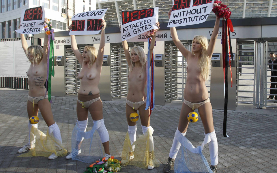 СНИМКИ: Голи блондинки протестираха преди жребия за Евро 2012