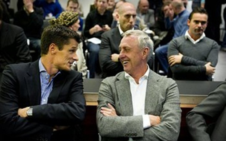 Кройф се опитва да блокира в съда назначението на Ван Гаал в Аякс