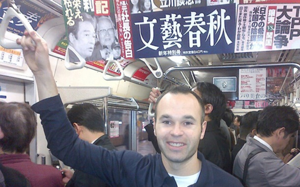 СНИМКИ: Иниеста се вози в японско метро, Пуйол търси билети за Влака-стрела