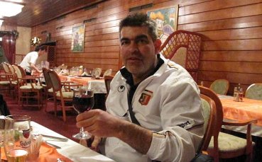 Д-р Павлов почерпи с вино всички в Локо Пд за рождения си ден