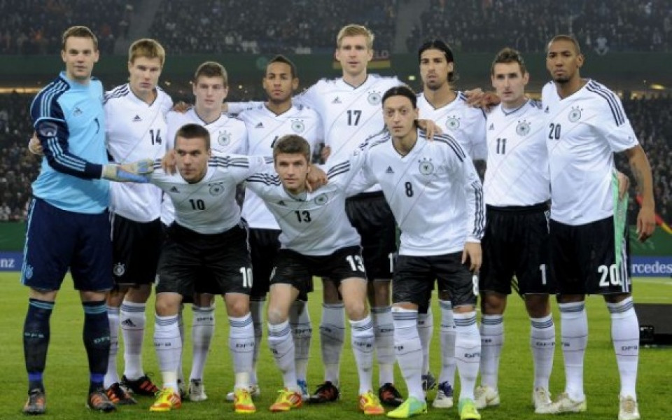 СНИМКИ: Германия показа новия си резервен екип, ще играе в зелено на Евро 2012