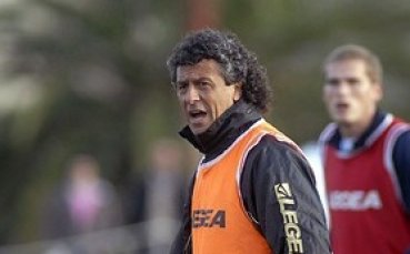 Треньорът на родния тим на Марадона подаде оставка от болницата