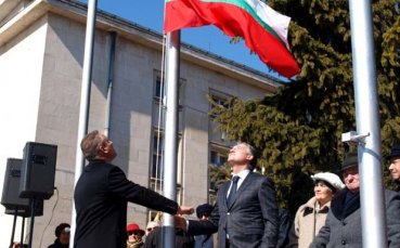 СНИМКИ: Домусчиеви си разделиха паметниците в Разград