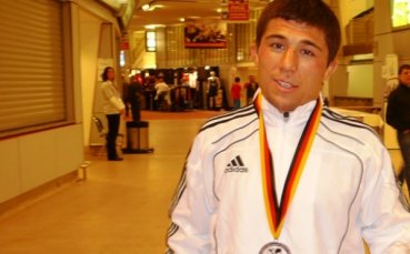 Базан почива в първия кръг, Средков срещу британец