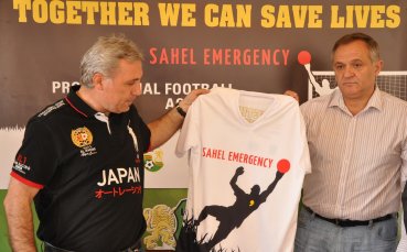 СНИМКИ: Стоичков повежда футболна България срещу глада